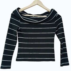 TOPFEELING Black & White Off Shoulder Crop Knit Top - EUC
